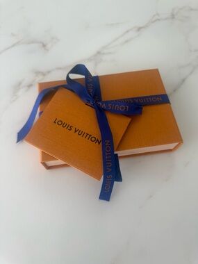 Louis Vuitton:Gift box.